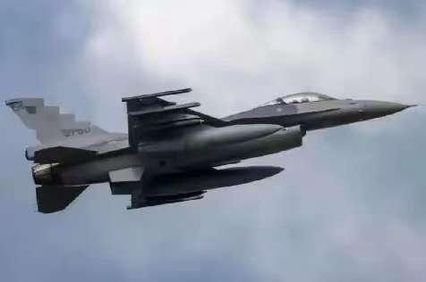 台海有情况！台军一架F-16战机6日晚19时29分突然从雷达上消失。飞行员辛柏毅