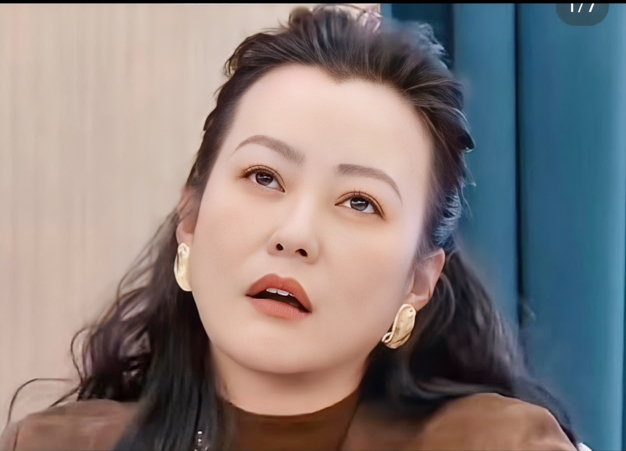 都说人红是非多，郝蕾今晚得在家里气的直跺脚吧？不是因为她遇到了什么麻烦，而是