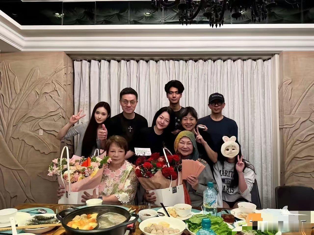 S妈发文晒母亲节合照，具俊晔瘦脱相了，像变了一个人。​​S妈倒没瘦，小s只是没化