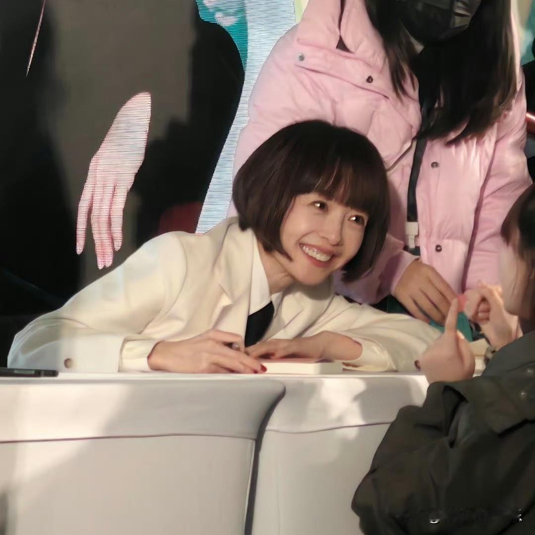 没人告诉我鲁豫线下长这样，鲁豫年纪越大越灵动甜美，眼睛亮晶晶的好看。看来中年