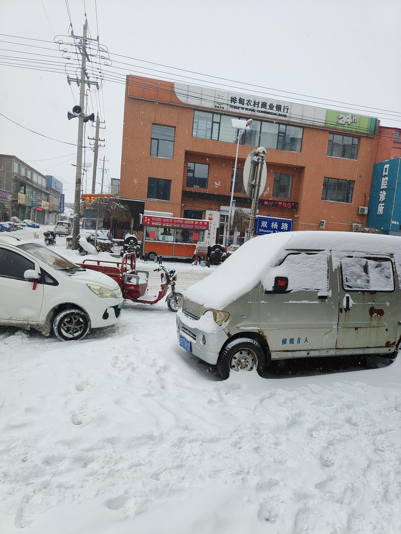求一张唯美的雪景照片这是乡镇的雪的美景，这里的雪的美景更美，过两天我就去拍