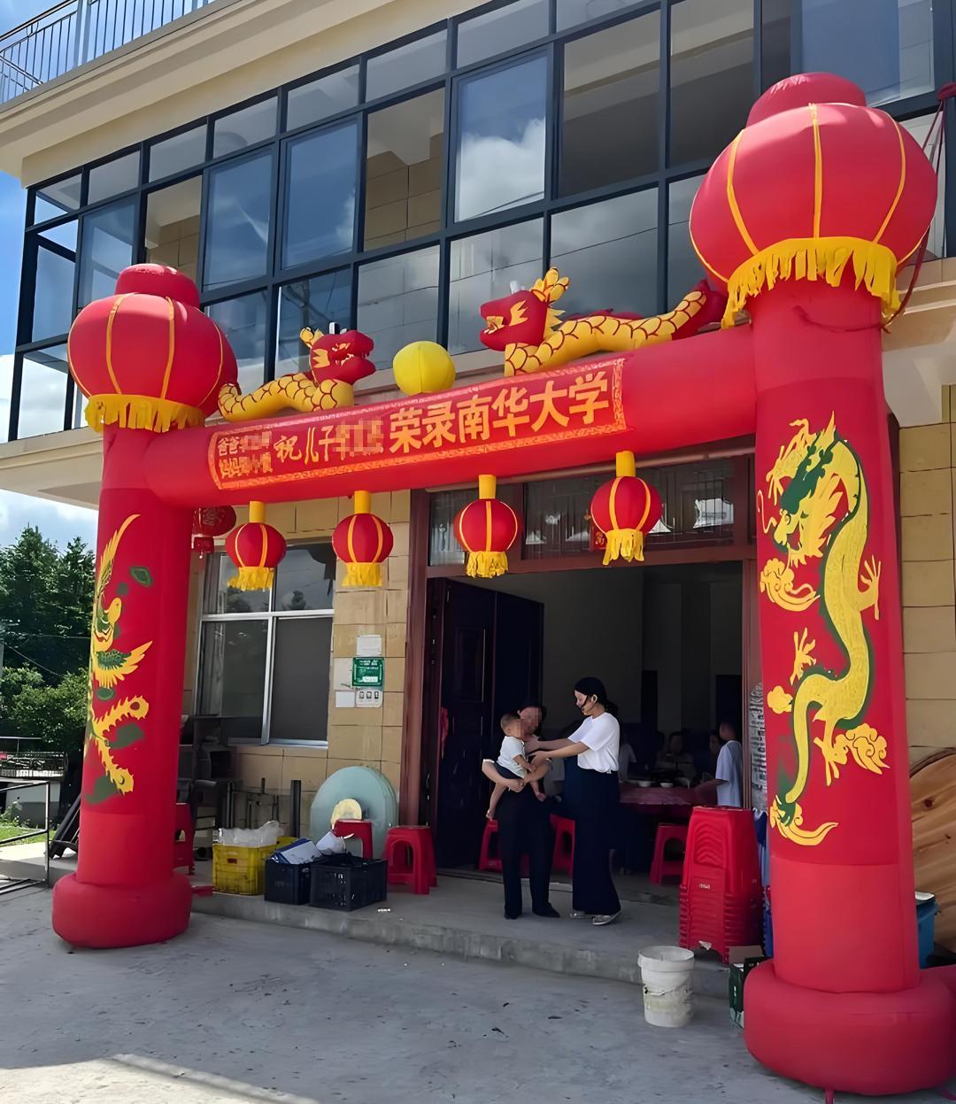 现在农村的升学宴泛滥成灾了，今年8月份我已经参加了十场亲朋好友的升学宴，盛情难却