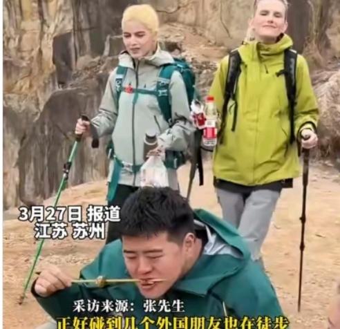 苏州男子山上烧烤，被俩外国美女盯到不好意思，一问原因太暖心！香到走不动路！