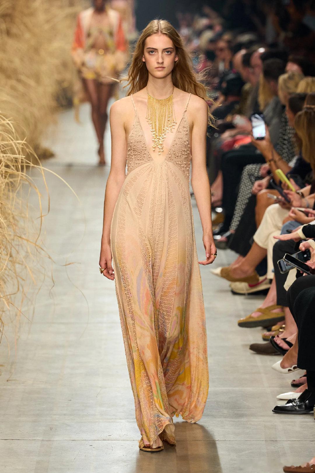 Etro2027春夏好喜欢Etro的风格#时装周##春夏时装周##米兰时装周#​​​