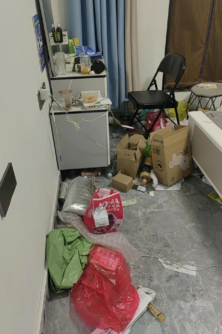 我儿子，和两个女孩合租了一套房子。昨天，我煮了排骨过去给他送去，敲门出来两个女