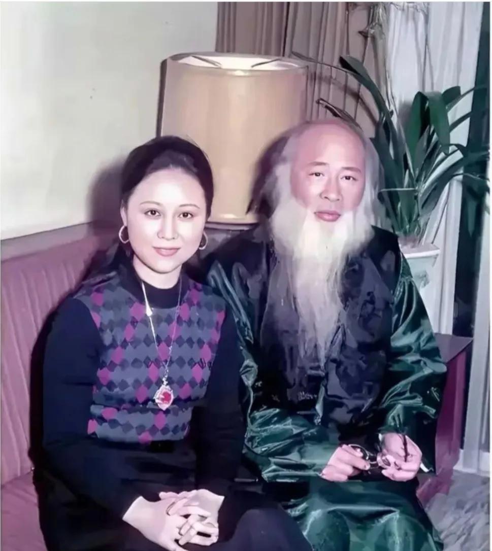 20世纪80年代初，琼瑶赴美旅游时，与国画大师张大千惊喜相逢，二人还留下了一张珍