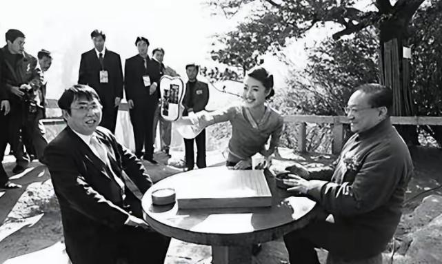 🌞1983年，金庸设家宴款待聂卫平。保姆上了15只大闸蟹，聂卫平狼吞虎咽吃