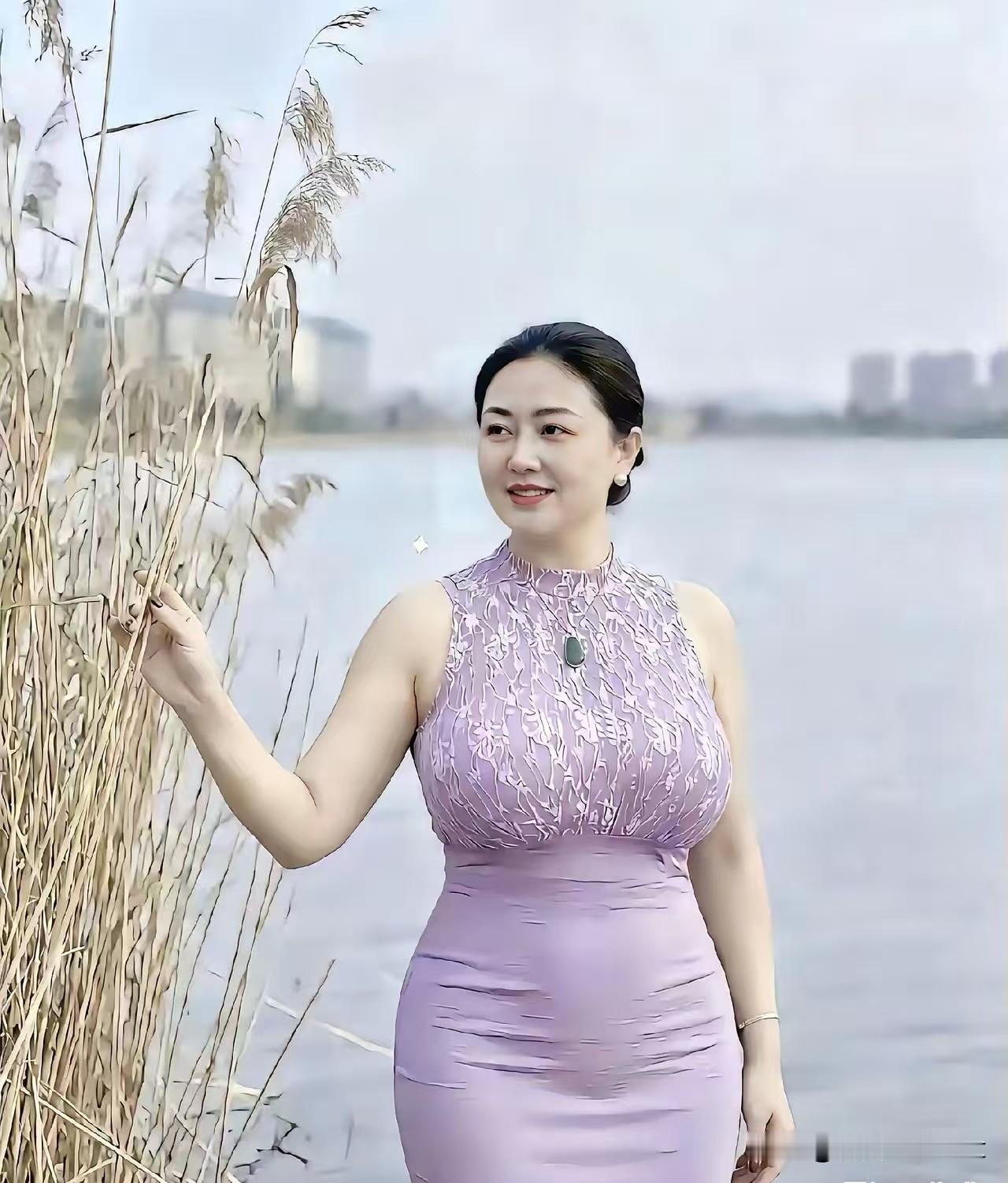 卜算子·江畔芦荻映江天，浅紫凝风软。玉佩轻摇鬓影清，一笑春波暖。