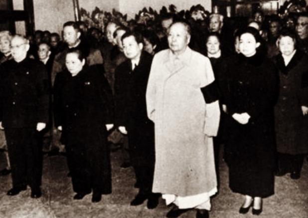 1976年，毛主席临终前一天，脸发黄、嘴唇泛青紫，轻声的跟护士说了8个字：“我很
