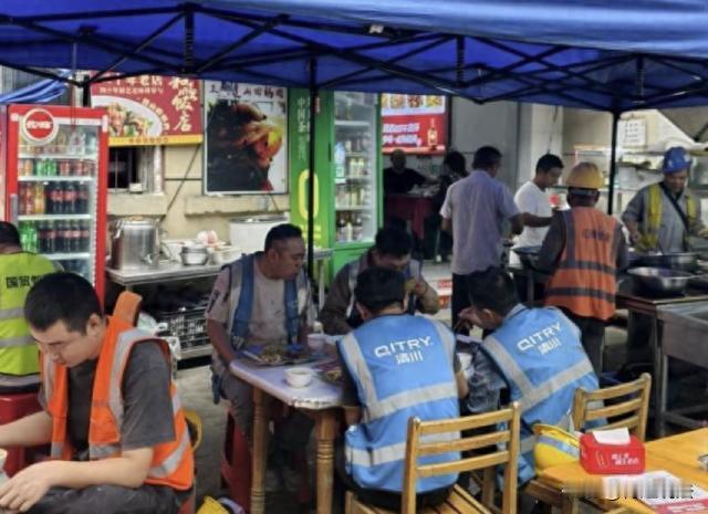 成都，一家饭店回锅肉竟然35元一片，3片起卖。有人点了一份，三片肉花了105元。