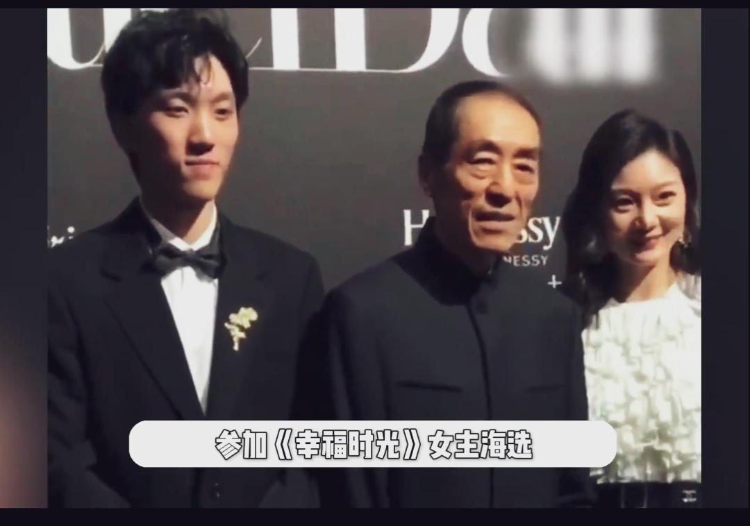 张艺谋陈婷夫妇与儿子同框！陈婷越来越漂亮，肤白貌美满脸福相！儿子长乎脸型随了爸爸