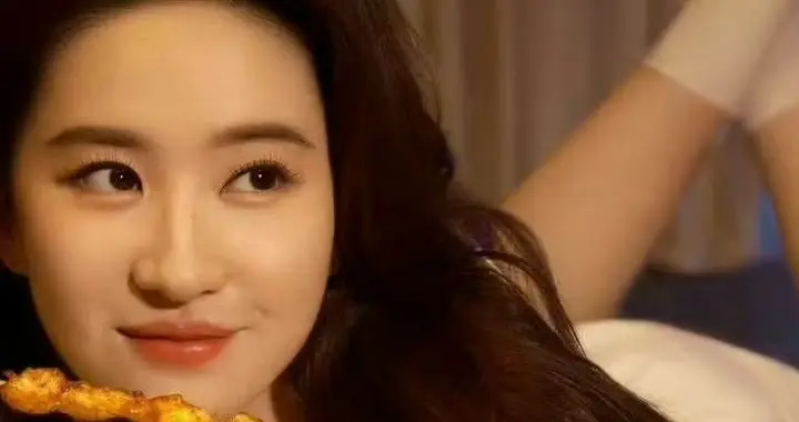 刘亦菲小白袜穿搭惊艳全网！甜美造型解析