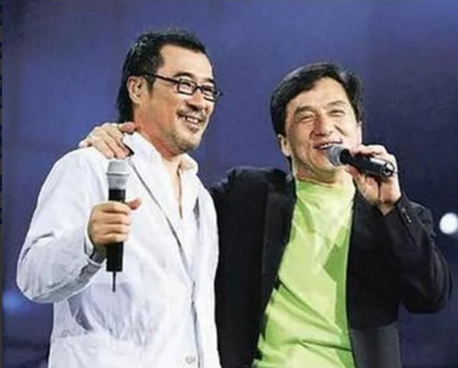 2006年，成龙喝醉酒后，不请自来，在李宗盛演唱会的舞台上大吵大闹，观众直接喊他