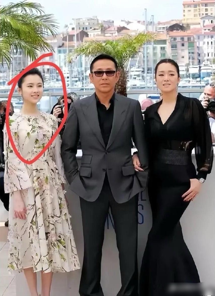 果然巩皇的名字可不是白叫的，不管在什么场合的合影里，她都是气场最强的那一个，把左