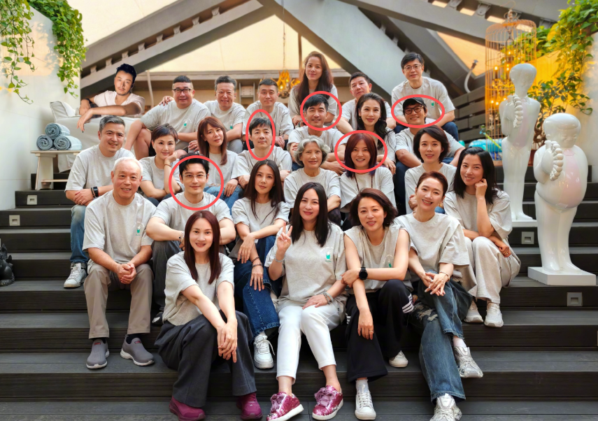 4月30日，黄晓明晒出了1996级“北电”同学30年聚会的大合照，看到了不少熟面