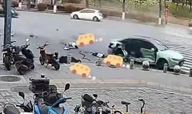 3月30日下午，西安拾翠路与麟德路交叉口发生严重车祸，一辆黑色轿车与出租车猛烈相