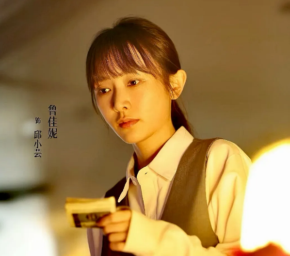 《扫毒风暴》林强峰为抓卢少骅无所不用其极，却对邱小芸百密一疏了。林强峰为让大丘