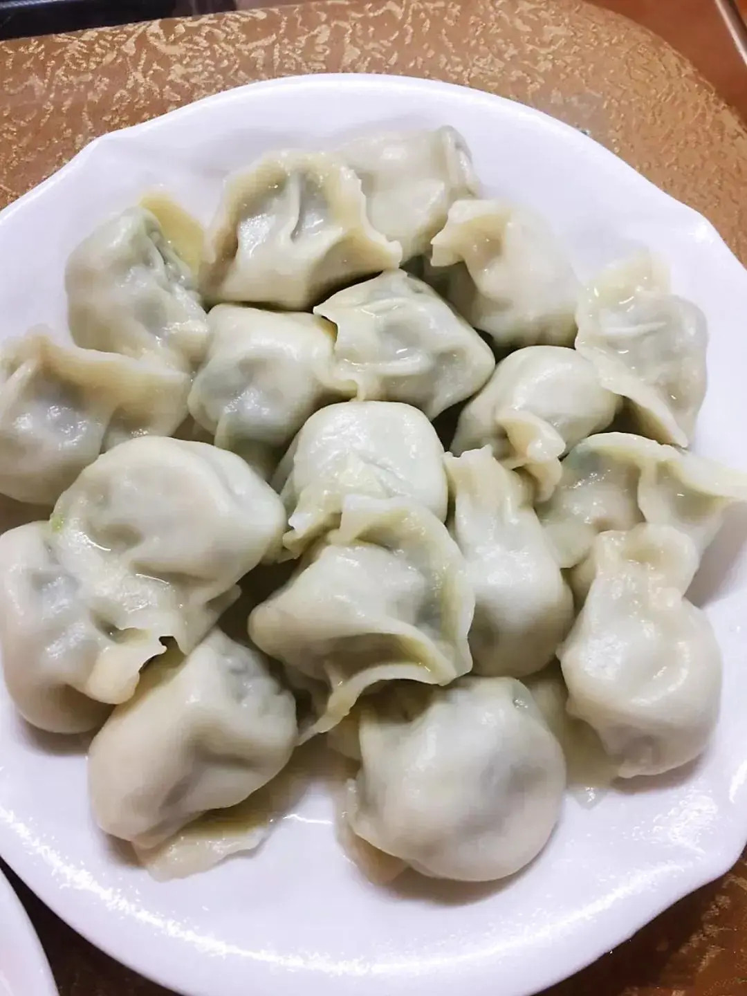 饺子一吃团圆味就有了冬天的幸福是一碗饺子给的外婆总在冬至这天，往饺子馅里加一把