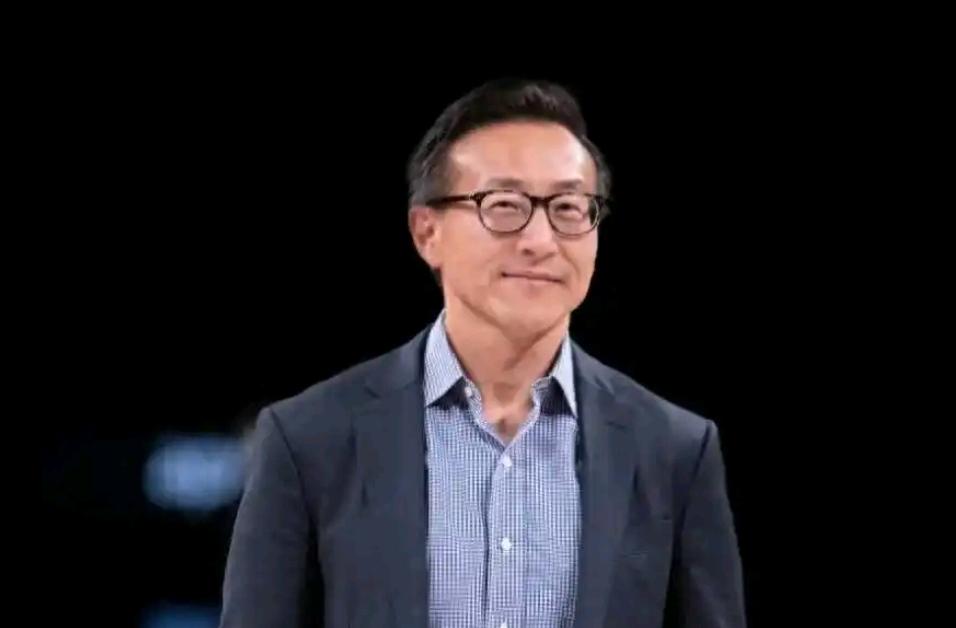 2019年，蔡崇信以23.5亿美元收购布鲁克林篮网队，后续又斥资11.5亿美元拿