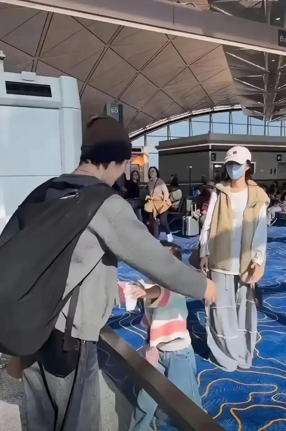 绝大多数人看到机场那一幕，都猜错了。你看见他频频回头、她安静推车，就下了定