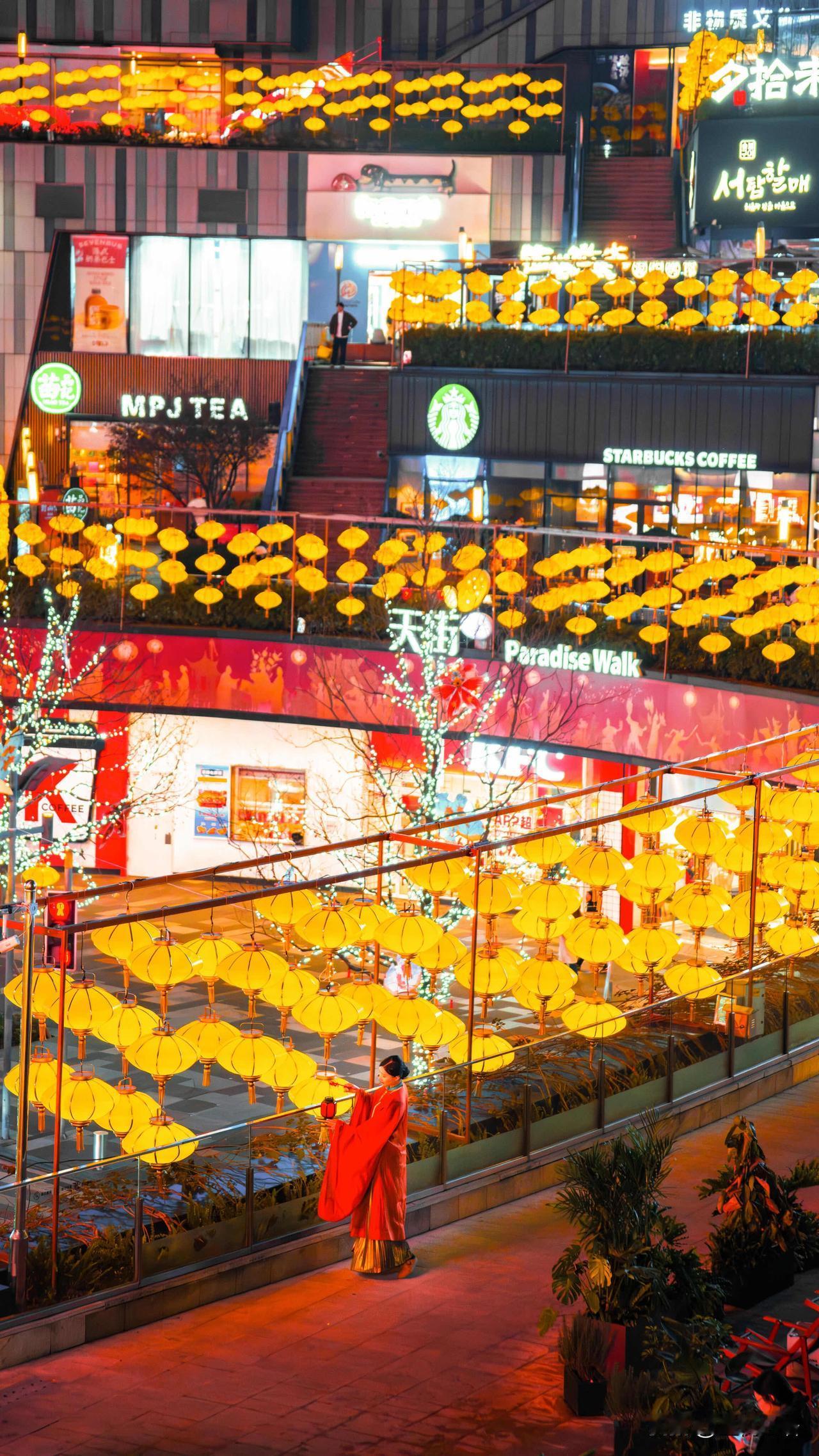 携手入灯海重庆大坪的灯笼海，把中式浪漫焊死了！暖黄的灯光像揉碎的星星，铺