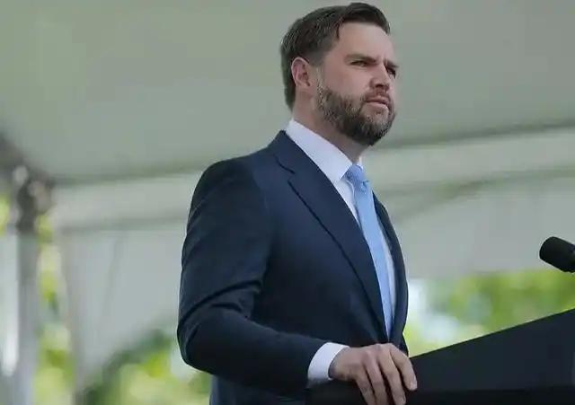 美国政坛要变天了！一个42岁的政坛“新兵”，居然已经摸到了总统宝座的门槛。