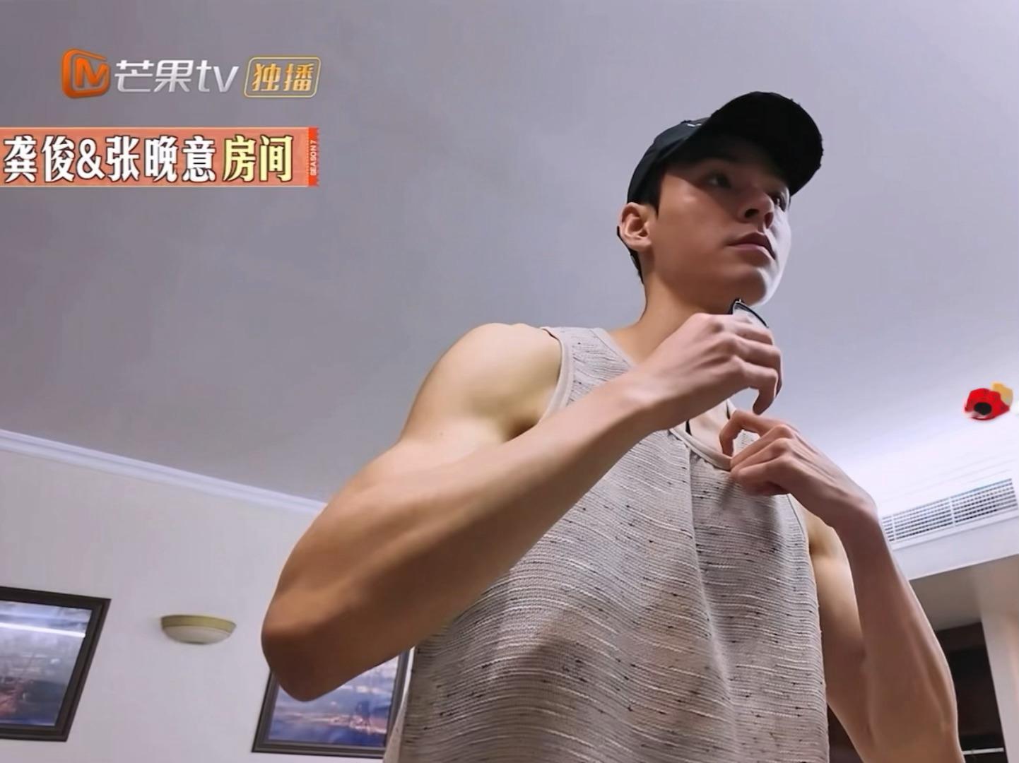 龚俊这个渐变色的手臂肌肉龚俊渐变色手臂肌肉​​​