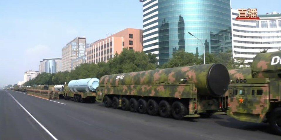东风61东风来了！中国强大！中国万岁！！！！！DF61导弹亮相阅兵现场东风来了