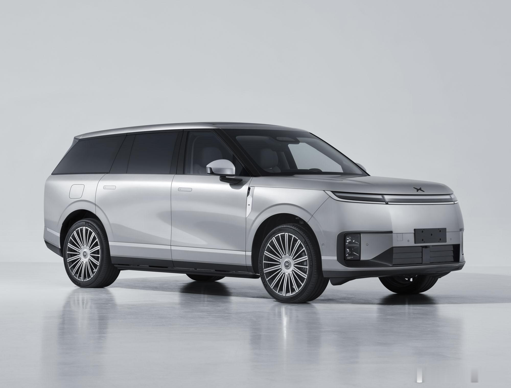 小鹏GX工信部正式定妆照，其实单看正面「揽味」就没那么重了。整体尺寸接近揽胜