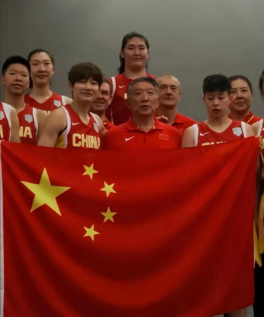 中国女篮现在最大的问题，不是李梦和李月汝不打，也不是对手太强，而是年轻球员