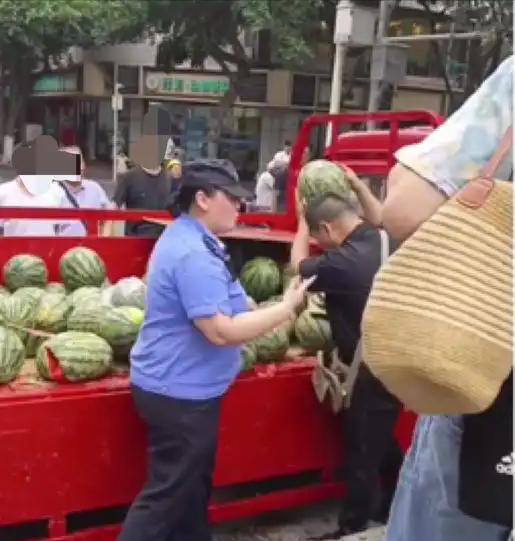 大家都不愿意看到的一幕又出现了！6月7日，四川简阳一位卖瓜商贩疑似和女城管当街发