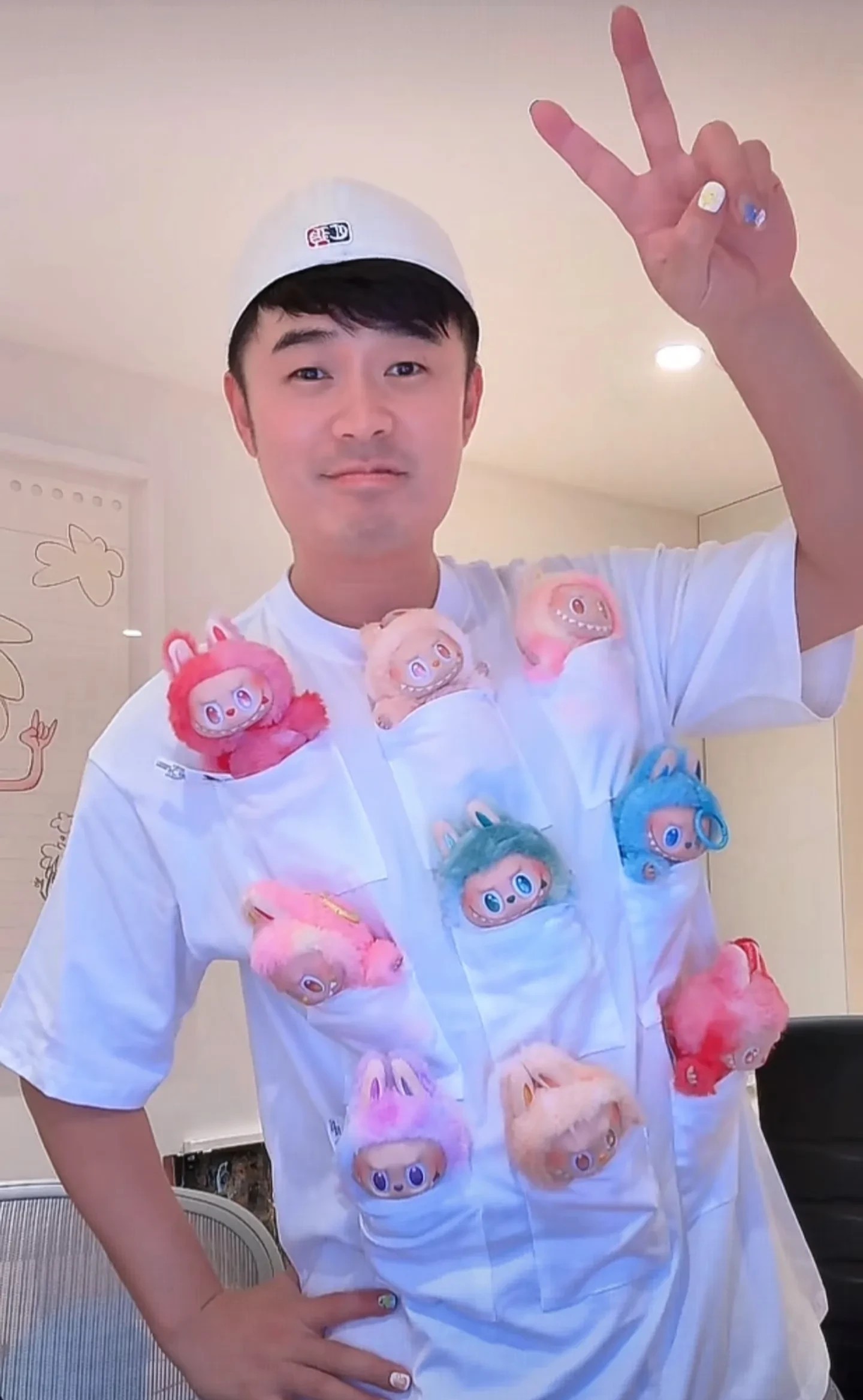 陈赫和李湘这两天在玩Labubu时的表现引发了网友热议！要说玩Labub