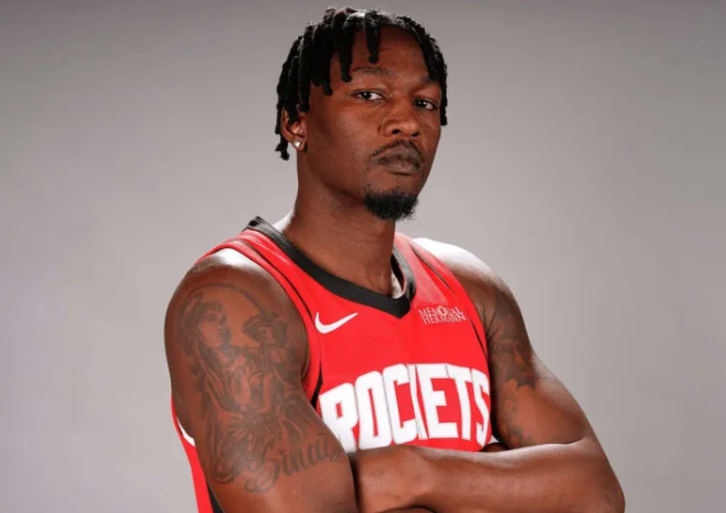 据美媒报道，芬尼-史密斯预计将至少缺席至2025年11月24日。芬尼-史密斯今