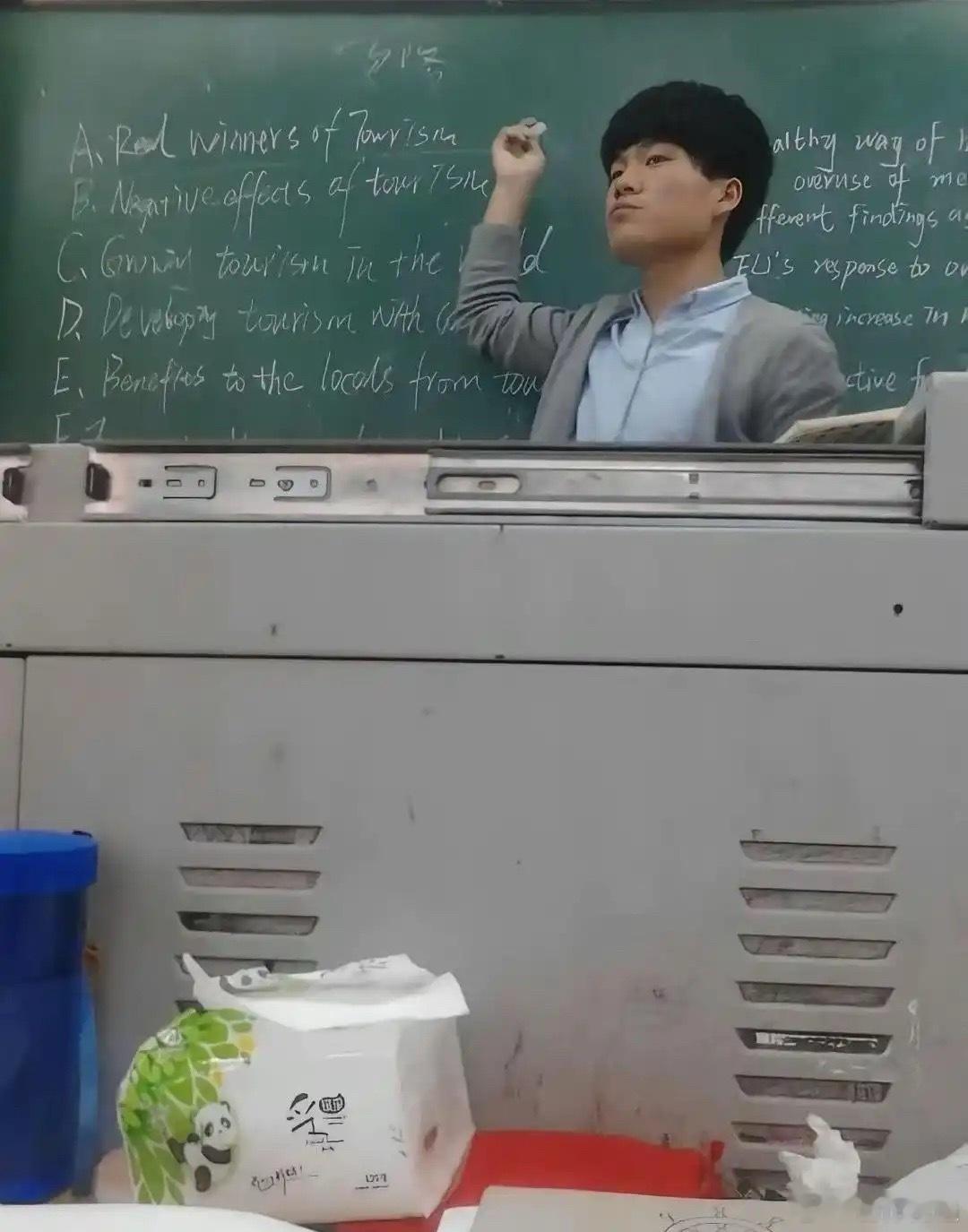 当年在新东方任教时的董宇辉，那时的他也不知道以后的自己有多了不起吧创作精选小窝