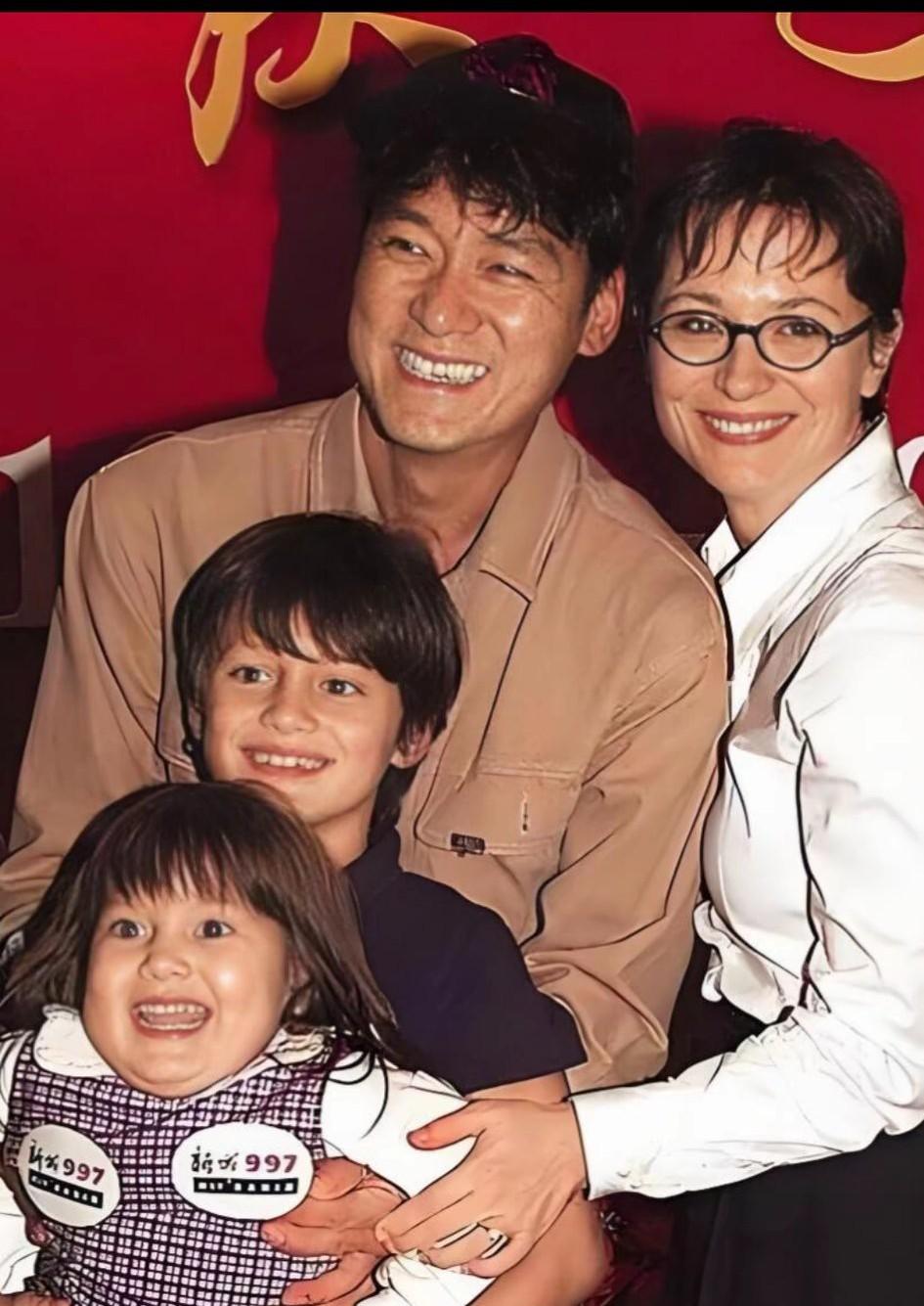 当周华健还是个穷小子时，他的妻子才华出众，家境优渥。1986年两人结婚，婚后育有
