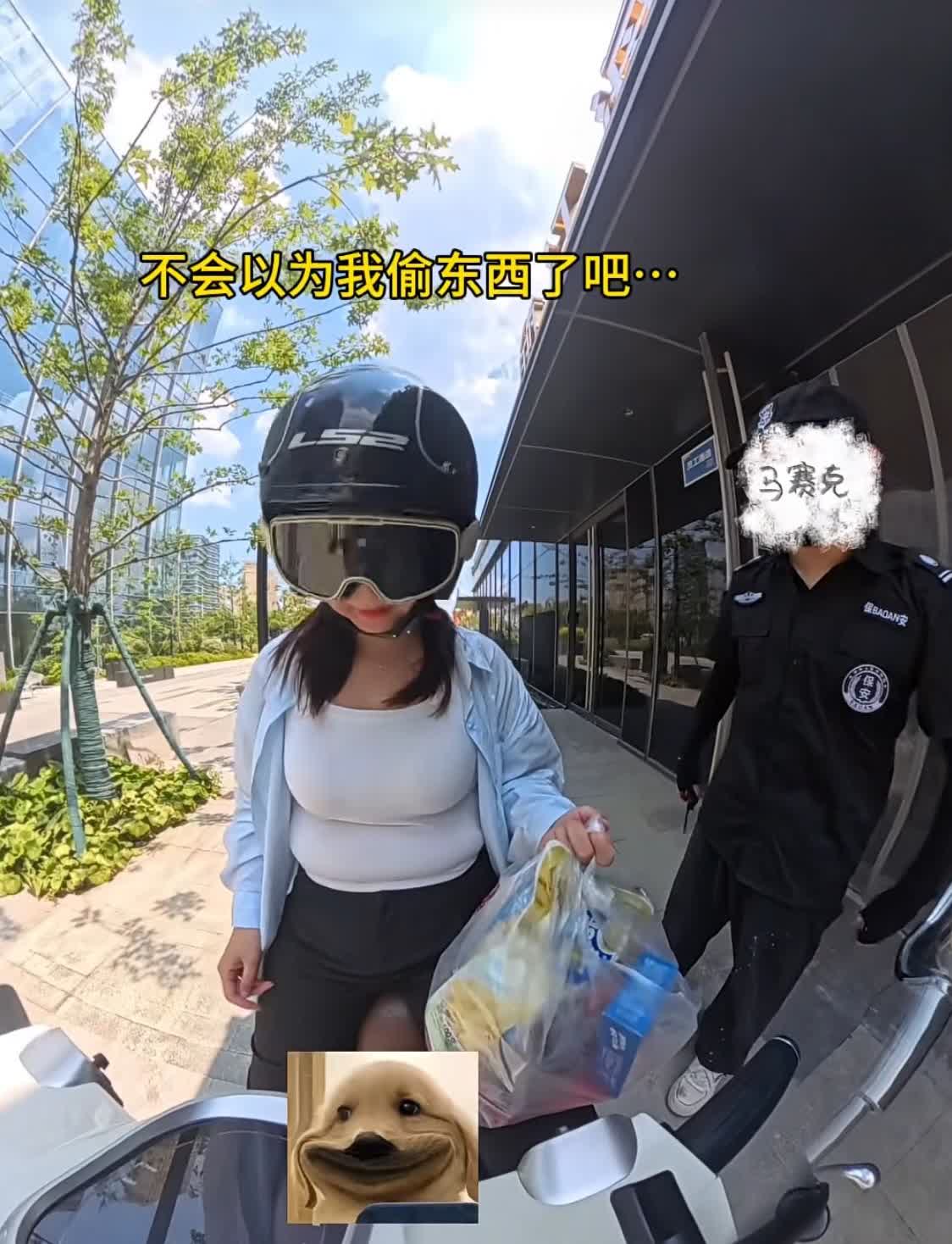 女子从超市门口出来、被质疑肚子鼓鼓囊囊的，保安上前盘问，你的肚子里是什么，女子很