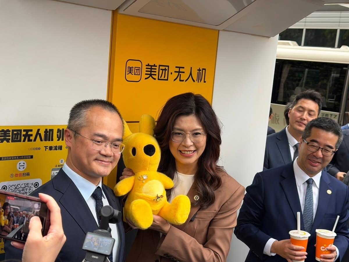 国民党主席郑丽文昨天（8日）下午前往美团总部参观，美团创始人王兴接待，并安排郑丽