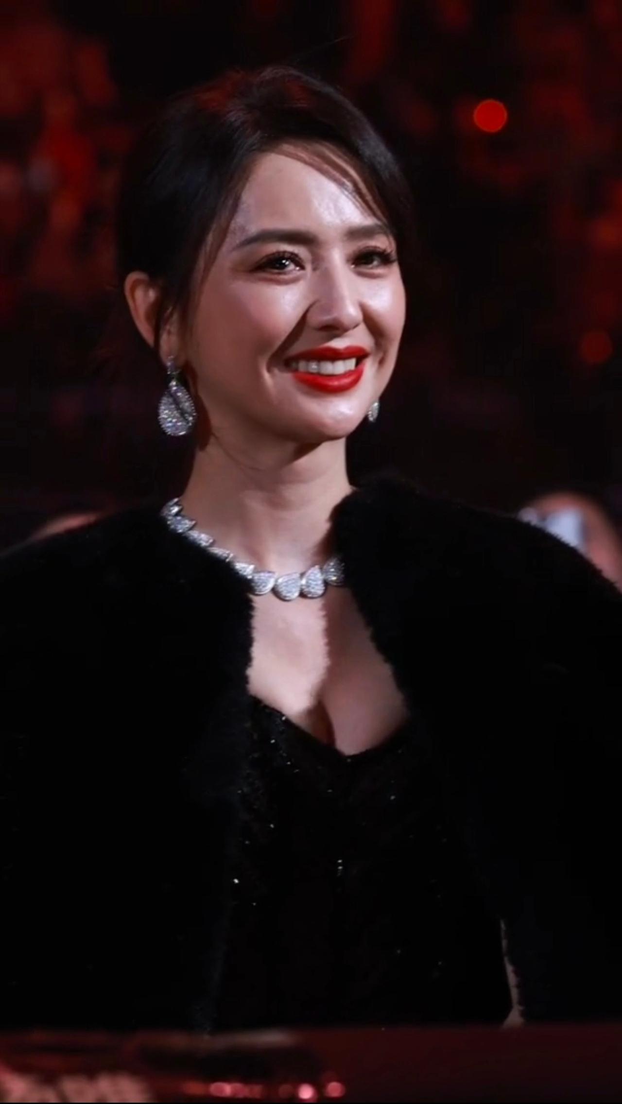 佟丽娅接到春晚主持的邀约，赶紧给张国立打了电话：“爸爸，我不会主持怎么办？”