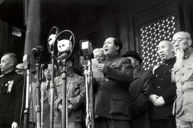 毛主席的霸气果然名不虚传，开国大典前夕，周总理问毛主席：“礼炮应当鸣几响呢？”毛