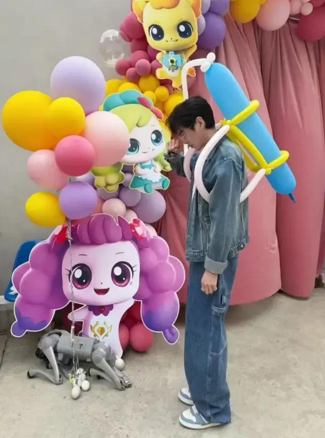张若昀晒出的6岁女儿庆生照刚流出就暖到了不少人。他特意穿了件印着小马宝莉图案的粉
