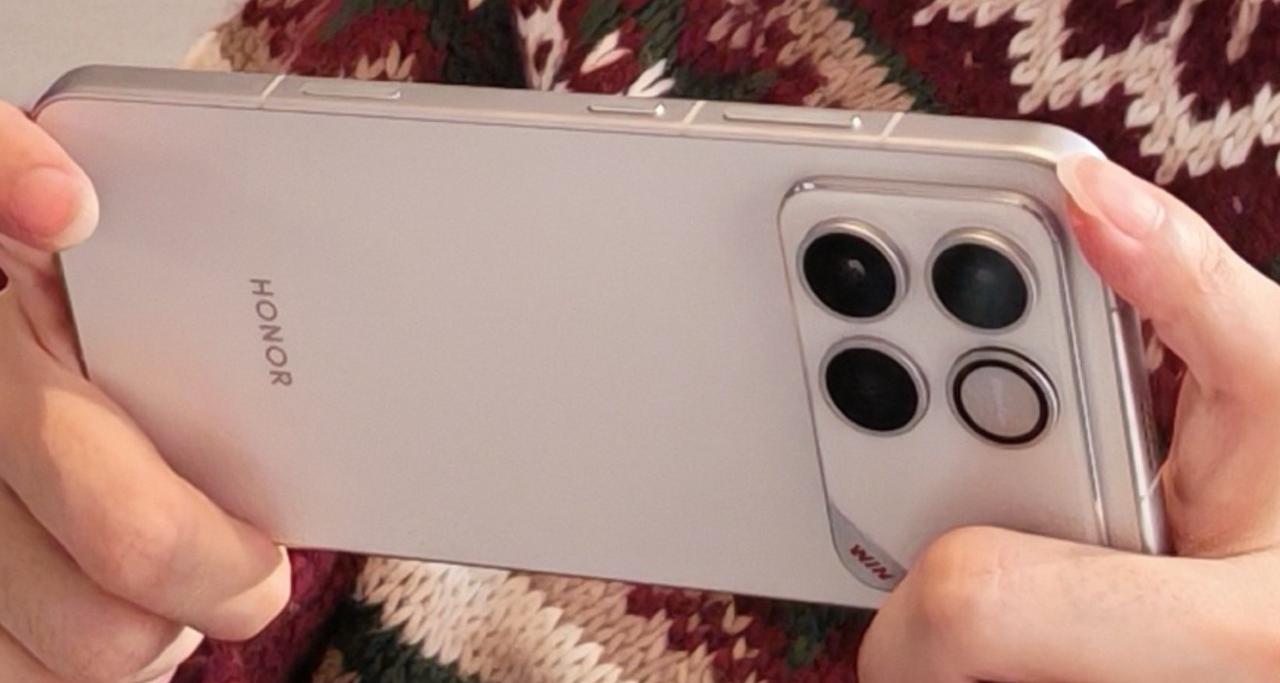 【荣耀WIN真机首次亮相】今天，“成都AG超玩会”官微晒出战队选手一诺手持荣耀新