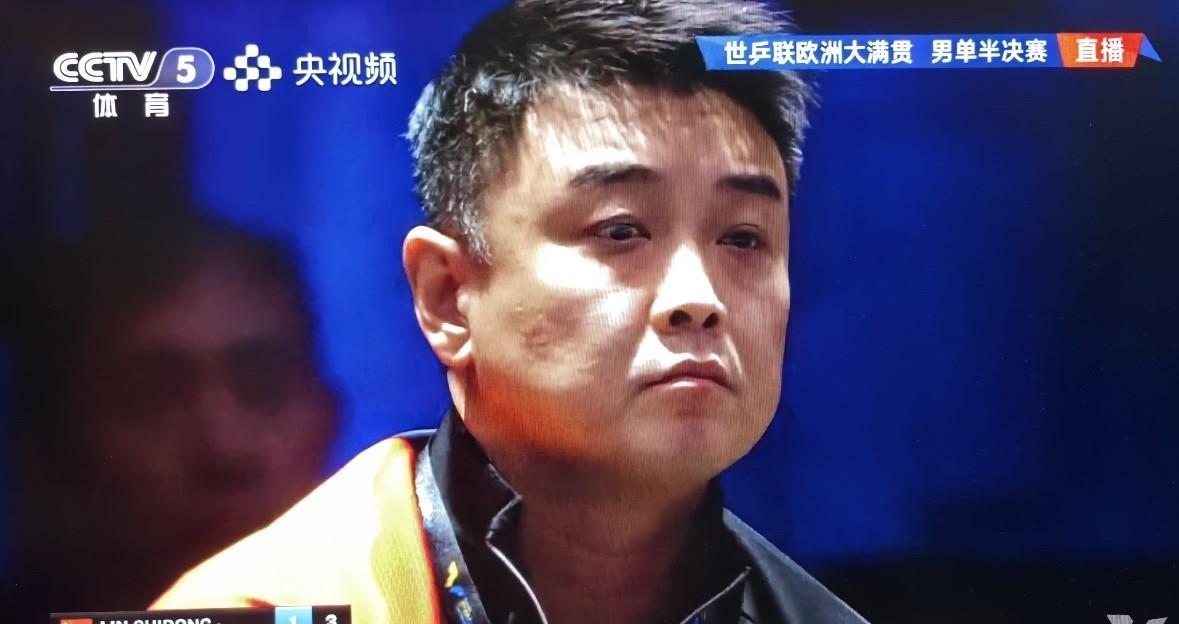 林诗栋依靠优越的“熬老头”技术，七局苦战法国一哥西蒙·高茨，惊险取胜，晋级瑞典大