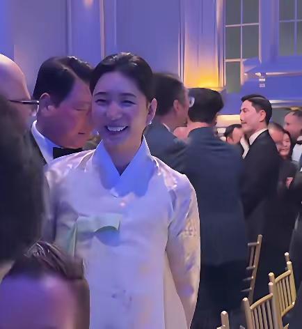 要爱情不要发妻的财阀，好像心情不太愉悦呢？崔泰源这才输了官司，就带着挚爱出席活