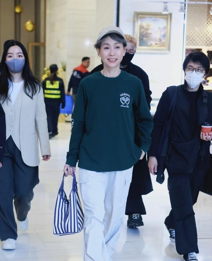 近日叶童现身海拉尔，她这回搭配的很洒脱，气质也不错，看起来好年轻。叶童上身穿深