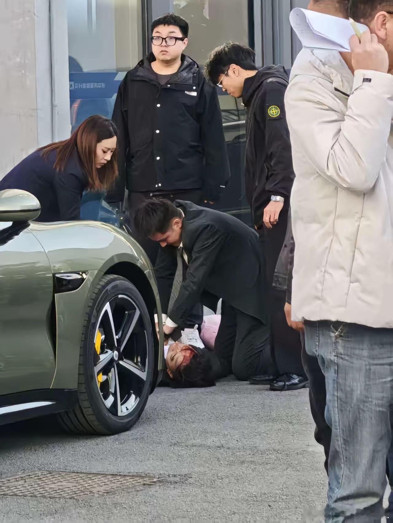 网传小米车主今天提车，在小米园区把销售撞倒了，伤势还不清楚