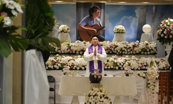 袁惟仁告别式今日举行，众星到场送别，儿女现身神情哀戚今天最让人揪心的消息，就是