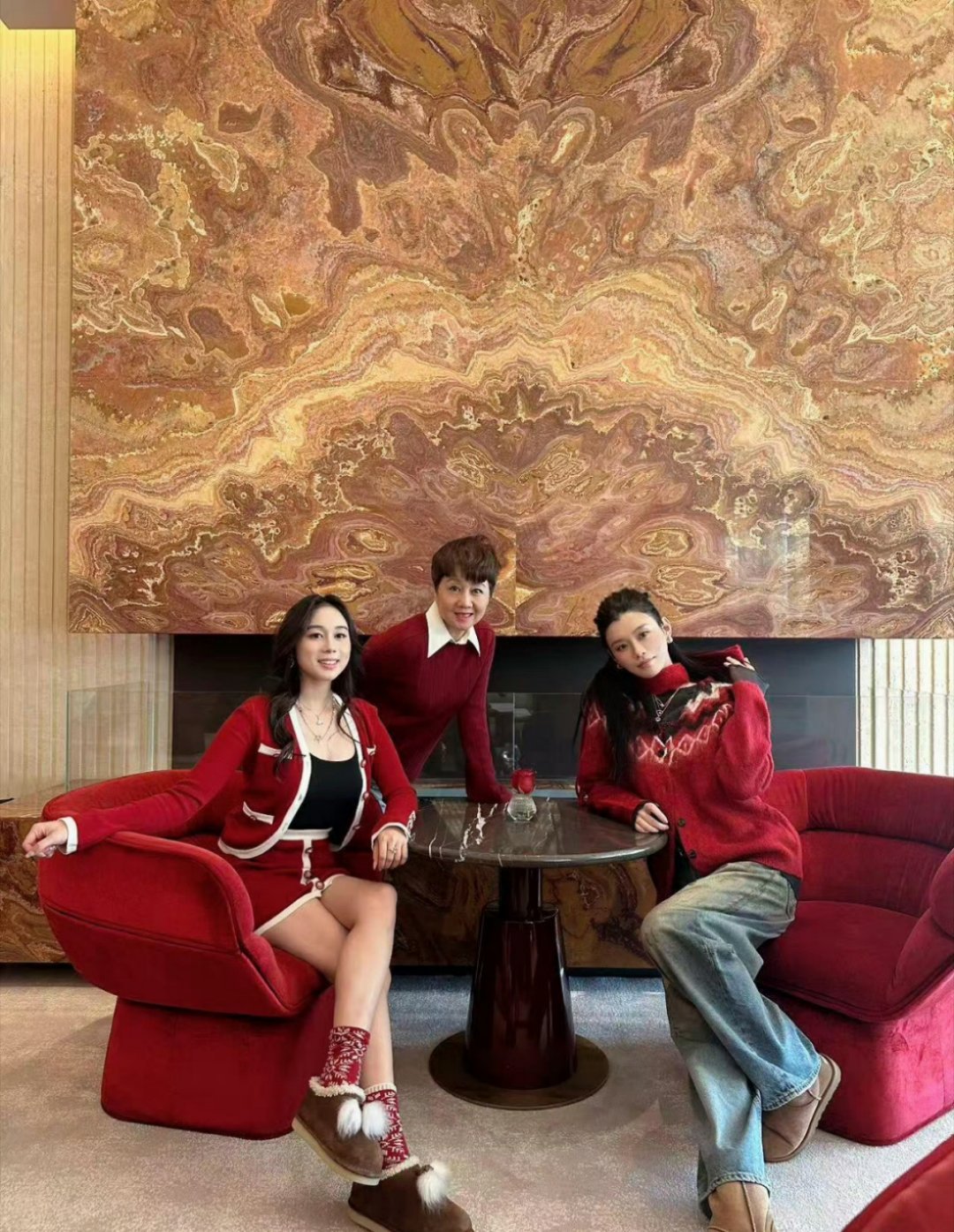 奚梦瑶何超欣梁安琪一起过圣诞节日氛围也太浓了，三人感情真好！