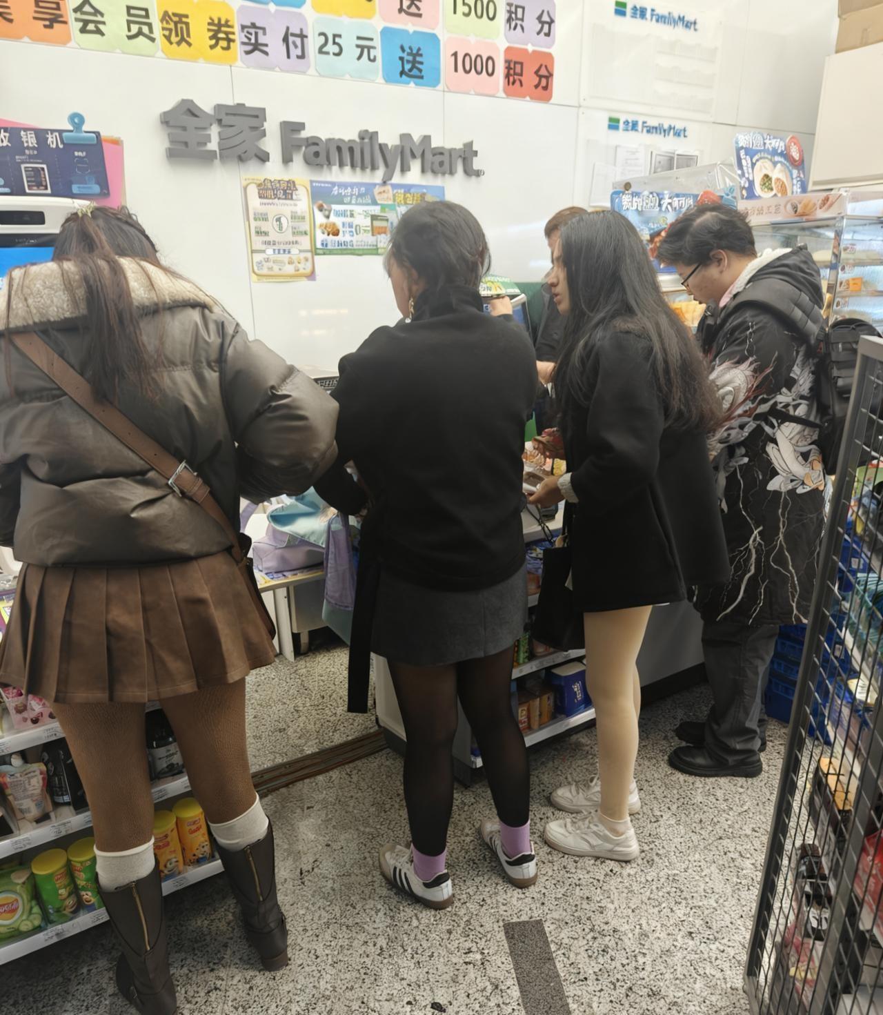 她们的对话也太开放了吧，炸裂💥💥我就排队买个咖啡，就听她们在讨论昨晚发生的秘