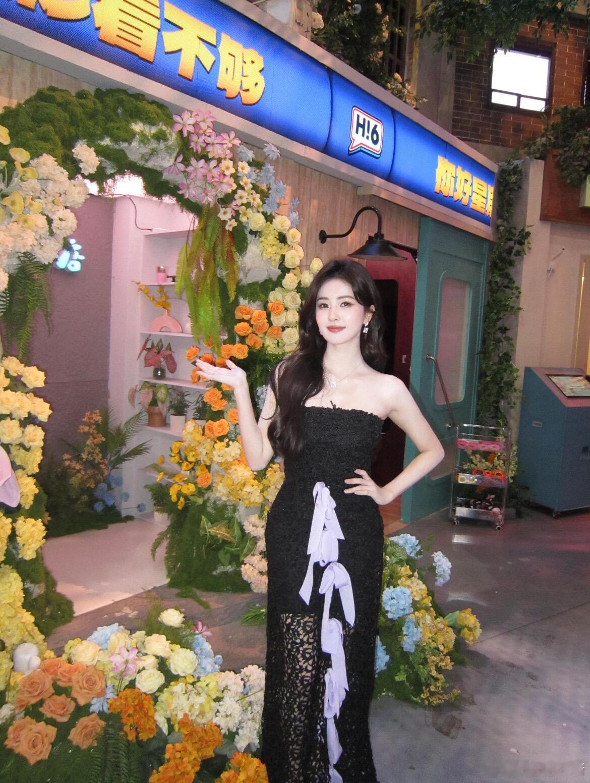 白鹿穿高定录综艺白鹿穿高定录综艺，这状态说是高定代言人不过分吧？时尚圈认证的颜值