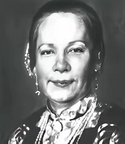 1881年，一女子嫁给香港首富后，多年未孕，无奈之下只能恳求表妹当妾。没想到表妹